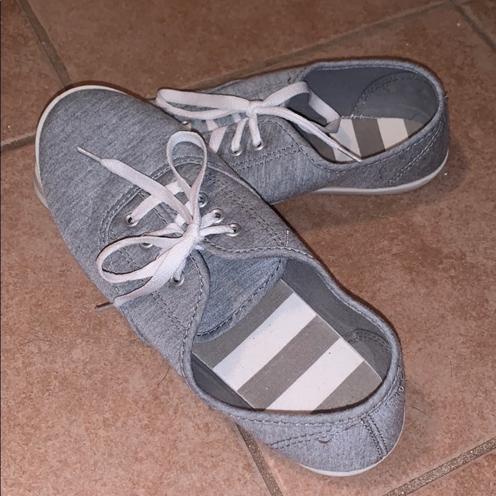grey tennis shoes